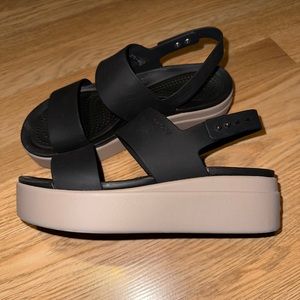 Crocs Brooklyn Low Wedge Sandal in Black/Mushroom- size 7